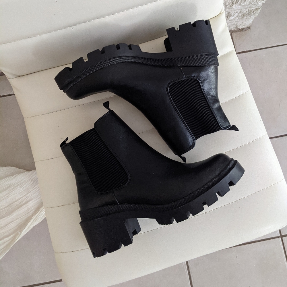 Black Lug Sole Chunky Platform Style Boots, 8